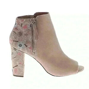 Women's SO Beige Suede Embroidered Open Toe Booties Size 9.5 Boho Floral outdoor